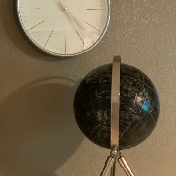 Black tri-stand Globe - Picture 3 of 3